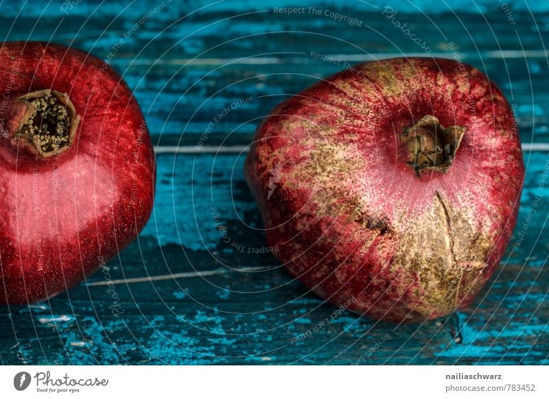 Granatäpfel Frucht Ernährung Bioprodukte Vegetarische Ernährung Diät Holz frisch Gesundheit lecker natürlich saftig süß blau rot Farbe Granatapfel