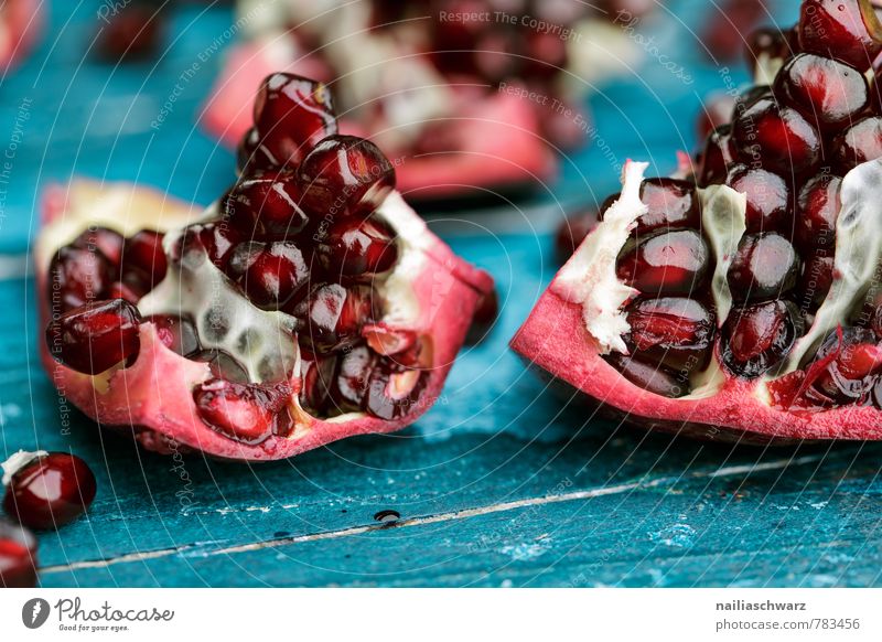 Granatäpfel Lebensmittel Frucht Dessert Bioprodukte Vegetarische Ernährung Diät Holz einfach natürlich saftig sauer schön süß blau rosa rot Farbe Granatapfel