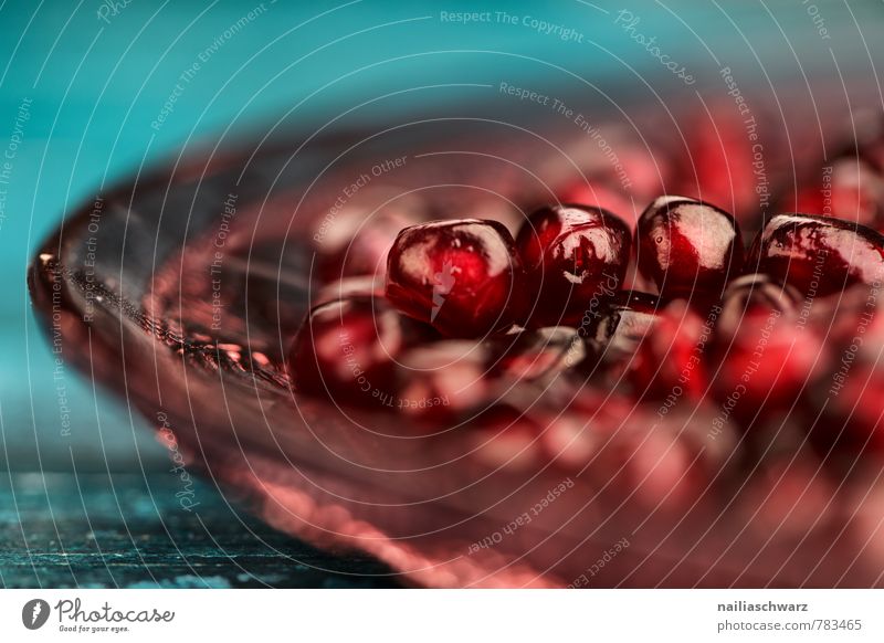 Granatäpfel Frucht Ernährung Bioprodukte Vegetarische Ernährung Diät Teller Holz glänzend frisch Gesundheit lecker natürlich saftig schön blau rot Farbe