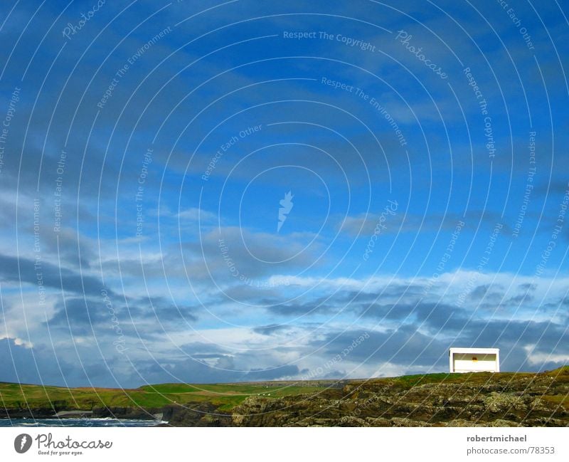 endstation bergkuppe _2 Wolken Himmel Sonne Haus Anhalter Haltestelle Versteck Gebäude Bergkuppe Wiese Bushaltestelle Horizont rückwärts einzeln limitiert Dach