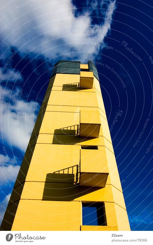 feuerwehrturm II Gebäude bedrohlich Bauwerk Balkon Fenster gelb klein Himmel blau Quadrat links Wolken Feuerwehr Turm hoch Baustelle aufwärts oben big sky blue