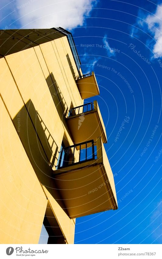 fensterplätze Gebäude bedrohlich Bauwerk Balkon Fenster gelb klein Himmel blau Quadrat links Feuerwehr Turm hoch Baustelle aufwärts oben big sky blue woken