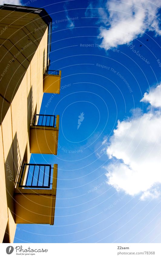 fensterplätze II Gebäude bedrohlich Bauwerk Balkon Fenster gelb klein Himmel blau Quadrat links Feuerwehr Turm hoch Baustelle aufwärts oben big sky blue woken