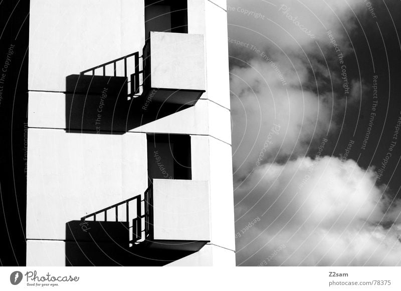 zu zweit 2 Zusammensein einfach Grauwert graphisch Wolken Himmel Fenster Balkon scharz/weiss Schwarzweißfoto reduzieren clouds sky Schatten window Turm