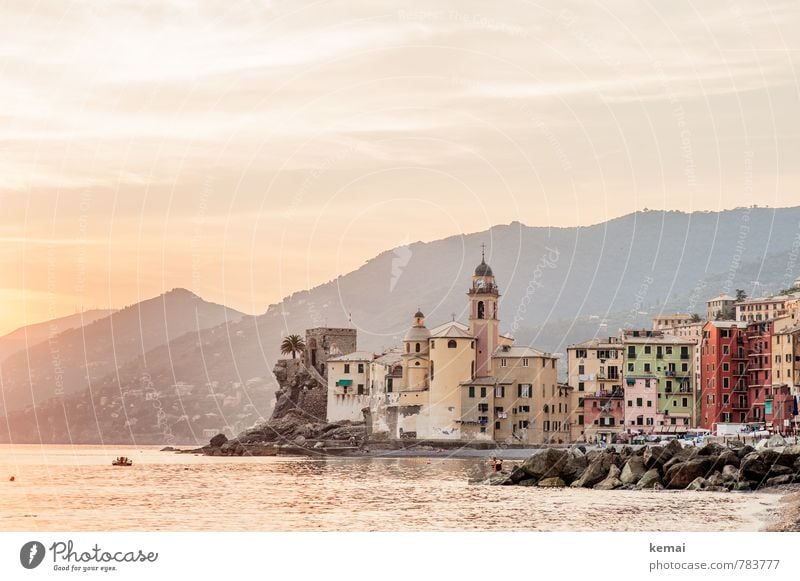 Camogli Sommer Sommerurlaub Sonne Meer Ligurien Italien Sonnenaufgang Sonnenuntergang Sonnenlicht Schönes Wetter Hügel Felsen Küste Bucht Fischerdorf Kleinstadt