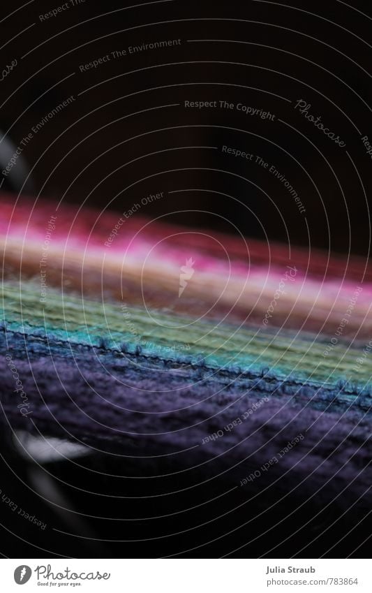 fäden spinnen Handwerk Wolle Schnur mehrfarbig Farbenspiel regenbogenfarben Weben Linientreue Farbfoto Innenaufnahme Tag Licht Zentralperspektive