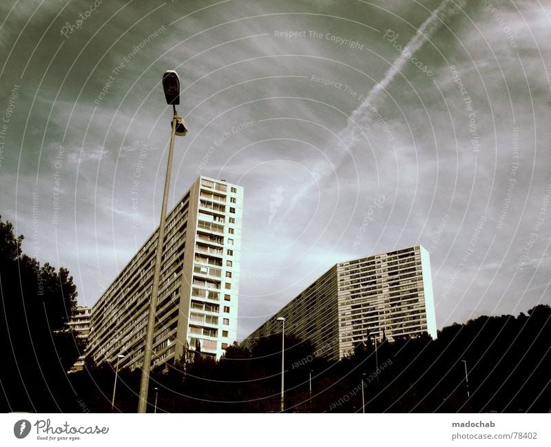 HOCHZEIT Unendlichkeit Block Vermieter Mieter Bürogebäude vermieten Parteien Ghetto hässlich live Hochhaus Straßenbeleuchtung Wolken schlechtes Wetter himmlisch