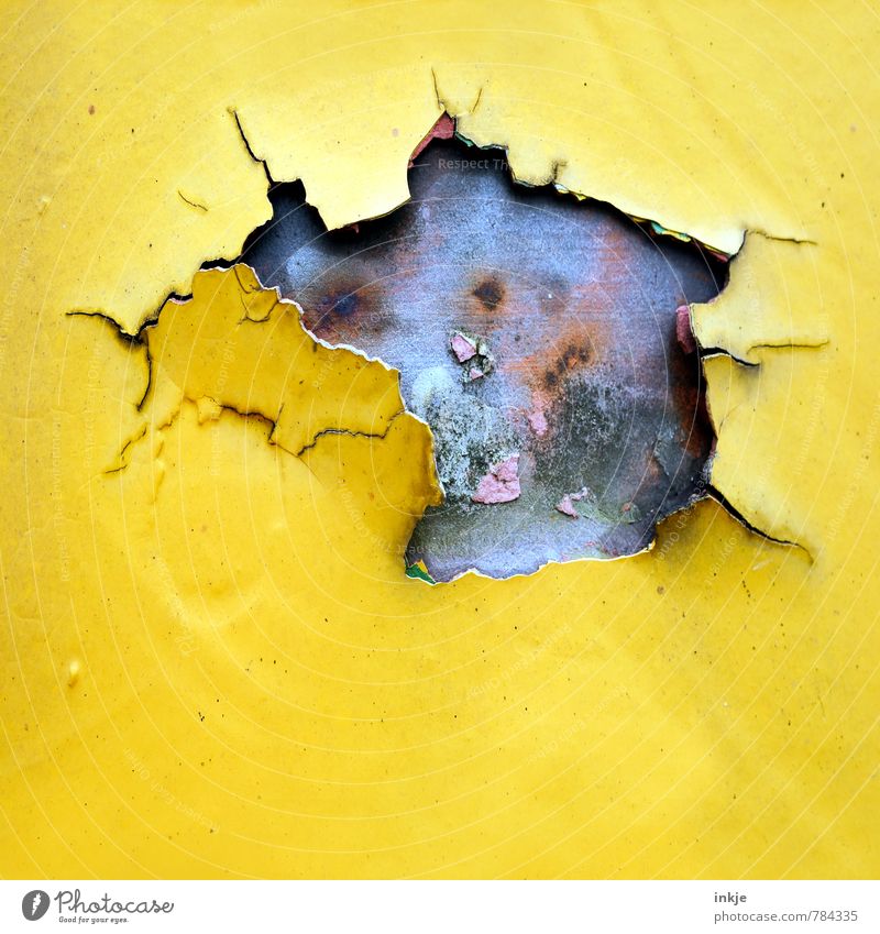 die Post ist auch nicht mehr das, was sie mal war Handwerk Baustelle Menschenleer Mauer Wand Fassade Lack Metall Rost Linie Riss Loch alt kaputt gelb Verfall