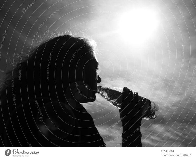 Summer Feeling Frau schwarz weiß trinken Lichtfleck Außenaufnahme Sommer Physik kühlen Schwarzweißfoto Flasche Wasser Schatten Silhouette Sonne Himmel Kontrast