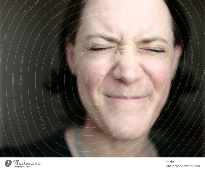 Smiling Woman with eyes closed Lifestyle Freude Frau Erwachsene Leben Gesicht 1 Mensch 30-45 Jahre Lächeln lachen lustig nah Gefühle Stimmung Fröhlichkeit