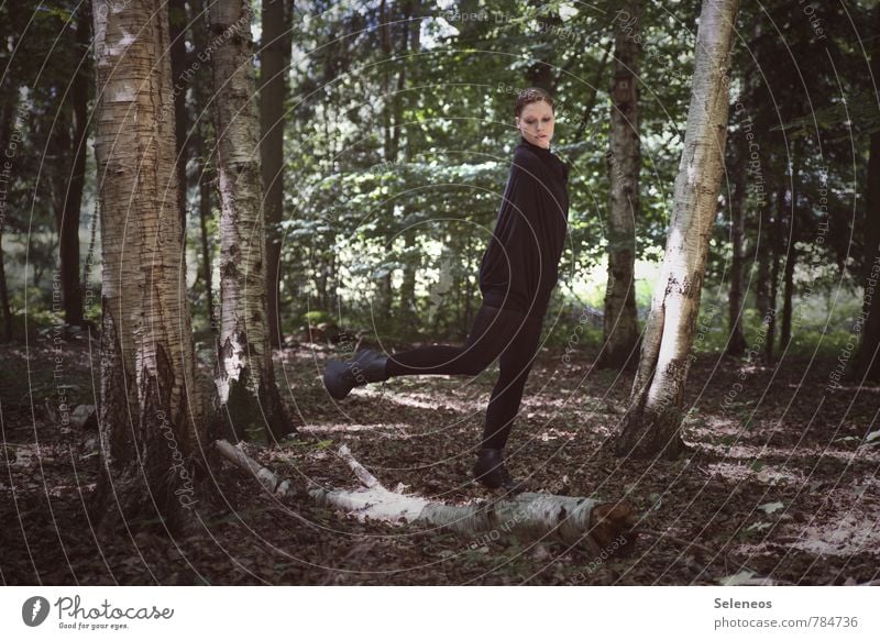 durch den Wald schreiten Mensch feminin Frau Erwachsene 1 Umwelt Natur Frühling Sommer Schönes Wetter Pflanze Baum Birke Schuhe laufen Farbfoto Außenaufnahme