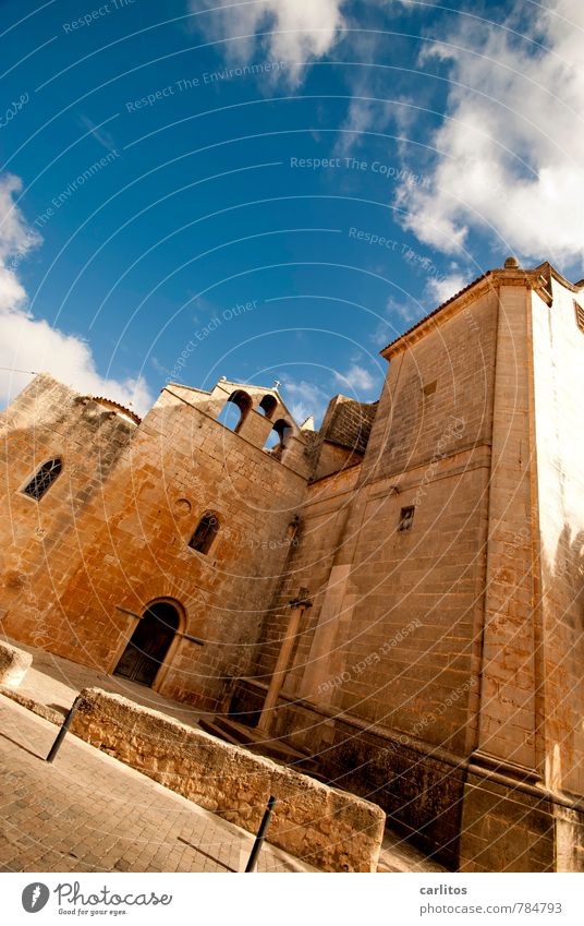 St. Titanic Himmel Sommer Schönes Wetter Wärme Stadt Stadtzentrum Menschenleer Kirche Mauer Wand Fassade Tür Sehenswürdigkeit St. Andreu ästhetisch Platz