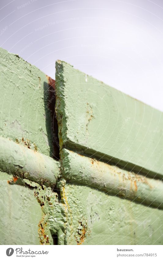 HH-Peute | zusammenhalt. Baustelle Industrie Handwerk Himmel Industrieanlage Fabrik Mauer Wand Hafen Metall Linie festhalten eckig hässlich Spitze grün Farbfoto