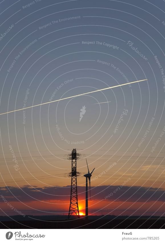 Energiemix Energiewirtschaft Erneuerbare Energie Windkraftanlage Strommast Flugzeug Kondensstreifen Natur Landschaft Himmel Wolken Sonne Sonnenlicht Frühling