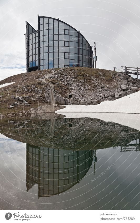 Spiegelung Architektur Landschaft Wasser Wolken Frühling Schnee Berge u. Gebirge Seeufer Teich Leysin Drehrestaurant Moderne Architektur Fassade Fenster wandern