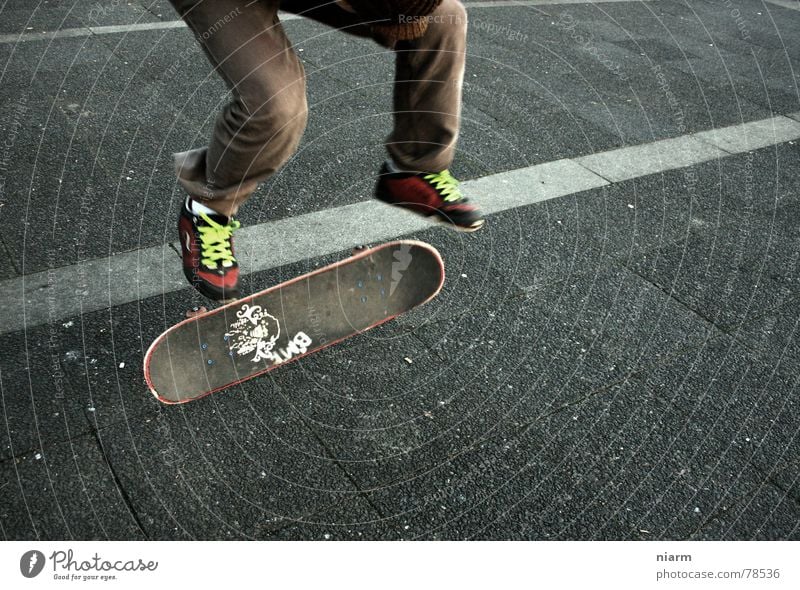 SPRUNG 1 Kickflip Salto drehen fahren springen hüpfen Beginn Schuhbänder Knie Erwartung Nervosität aufregend Skateboard Asphalt grün Hand Straßenbelag Fahrzeug