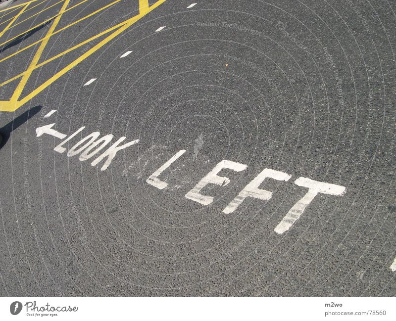 LOOK LEFT! Überqueren Fußgänger Straßenübergang England Muster Großbritannien London Stadt Westminster Abbey Hinweisschild großbritanien look left