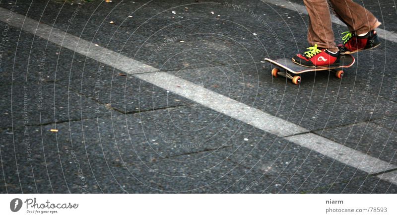 ABFAHRT ! fahren springen hüpfen Beginn Schuhbänder Skateboard Asphalt grün Erwartung Straßenbelag Fahrzeug drehen Spannung Stil Kickflip Skateboarding