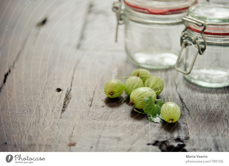 Vorbereitung 4 Frucht Marmelade Ernährung Tisch frisch lecker saftig sauer grün Stachelbeeren Marmeladenglas Einmachglas Beeren Holztisch Gesundheit Farbfoto