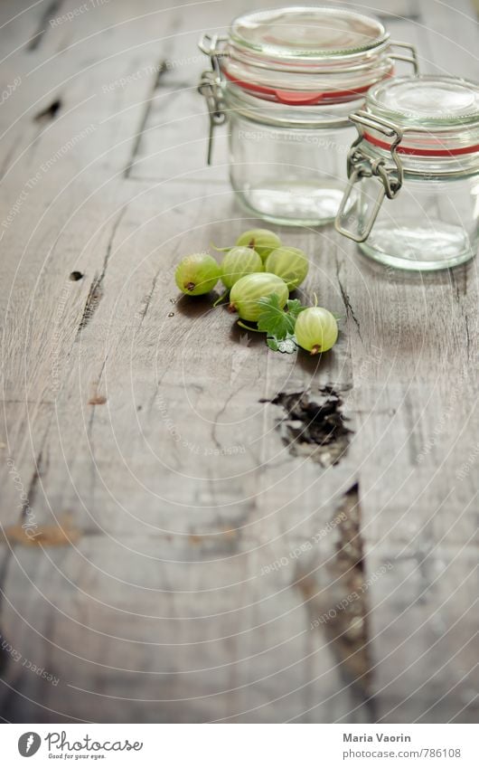 Vorbereitung 5 Lebensmittel Frucht Ernährung frisch saftig sauer süß grün Stachelbeeren Marmeladenglas Einmachglas Holztisch Beeren Farbfoto Innenaufnahme