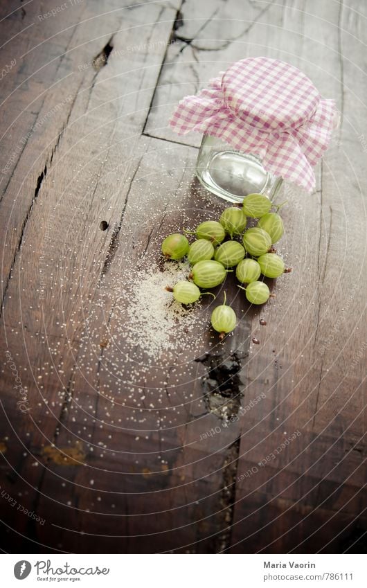 Vorbereitung 6 Lebensmittel Frucht Ernährung frisch lecker saftig sauer süß grün Marmeladenglas Stachelbeeren Zucker Gelierzucker rustikal Holztisch Farbfoto