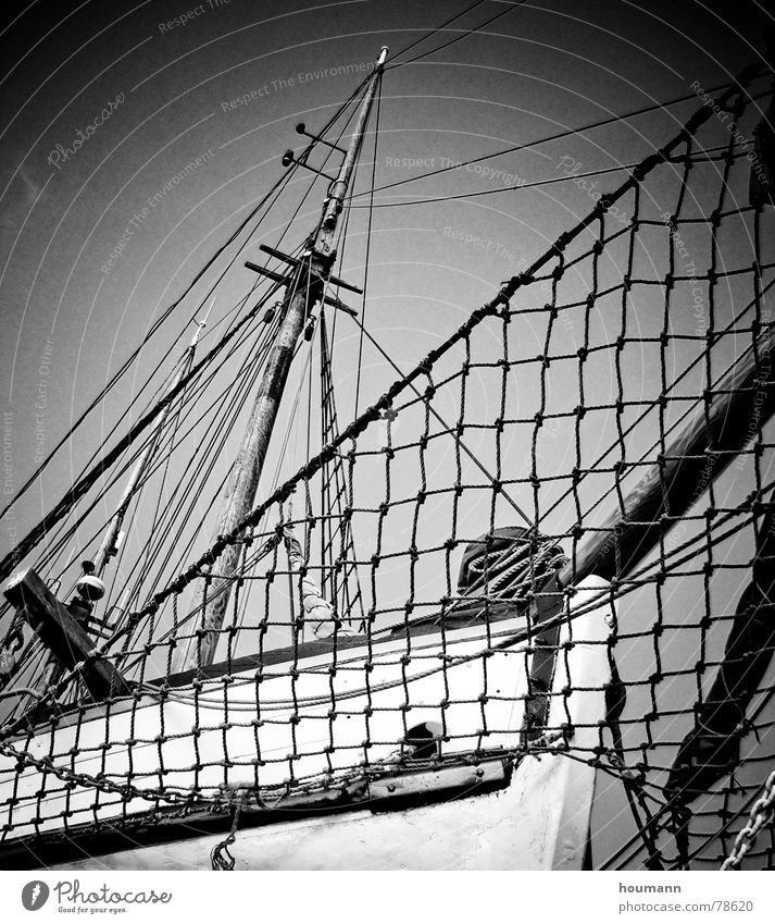 Flying Dutchman? Wasserfahrzeug Segelboot Oberkörper Reparatur Segeln Schwarzweißfoto Schifffahrt Freiheit Hafen Strommast ship sailboat hull repair freedom