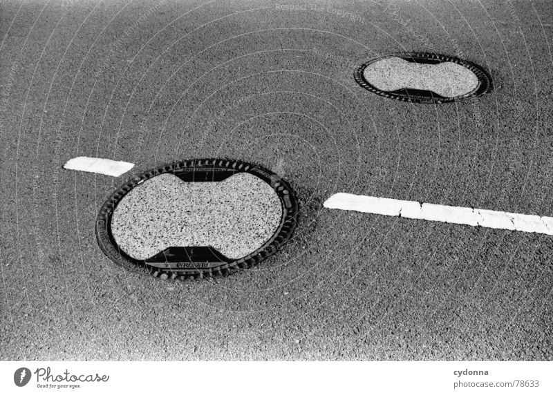 Gullimania Kanalisation Kreis Gegenverkehr Abdeckung minimalistisch Geometrie befahrbar Grenze Gully Asphalt Teer Bewegung Verkehr Reaktionen u. Effekte