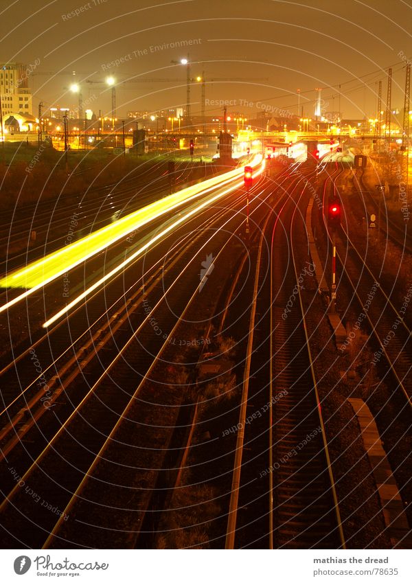 nachteindrücke 2 Kran Belichtung Schienenverkehr Schienennetz Warschauer Straße Straßenverkehr Langzeitbelichtung S-Bahn Warnsignal Station Bahnfahren Nacht