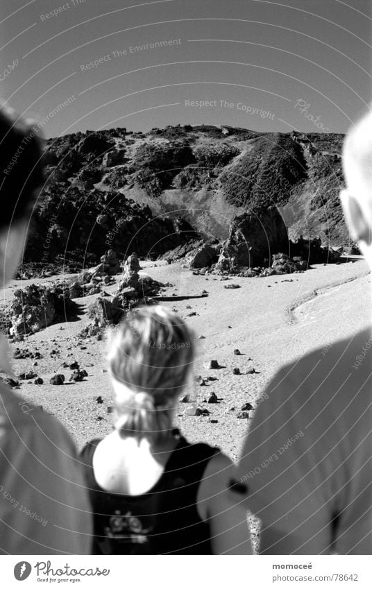 gruppenbild am pico de teide Teneriffa Lava Kanaren Mondlandschaft Stein Spanien Außenaufnahme Ferne verdunkeln Berge u. Gebirge Schwarzweißfoto Menschengruppe