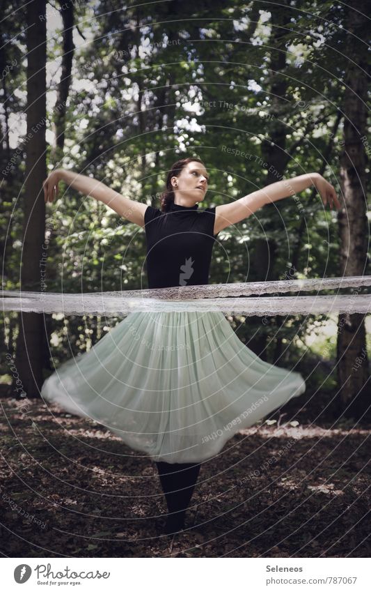 schwungvoll Mensch feminin Frau Erwachsene 1 18-30 Jahre Jugendliche Umwelt Natur Frühling Sommer Pflanze Baum Wald Mode Bekleidung Rock Leben Tanzveranstaltung