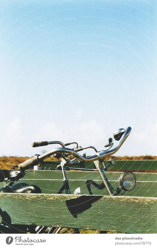 holland, wo sonst. Lampe Ameland grün Fahrrad Horizont Niederlande harmonisch Holz personenlos blau Himmel ruhig