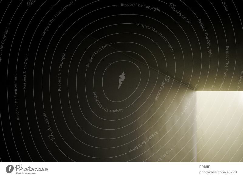 lightcorner gedreht Flur Treppenhaus Licht Verlauf Stimmung Gebäude verfallen Schatten Ecke tief Raum Linie Flucht Angst Traurigkeit Gang Innenaufnahme