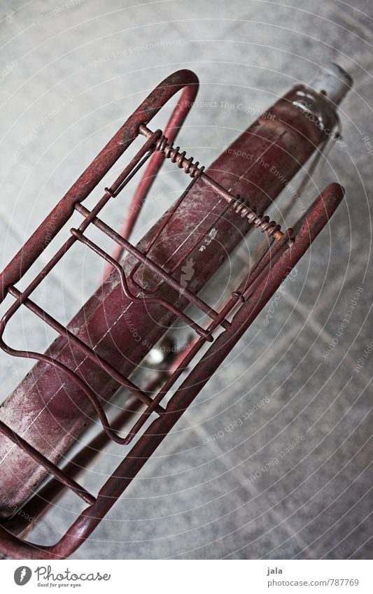 hinterteil Fahrrad Gepäckträger Schutzblech alt ästhetisch rot altehrwürdig Farbfoto Außenaufnahme Detailaufnahme Menschenleer Hintergrund neutral Tag