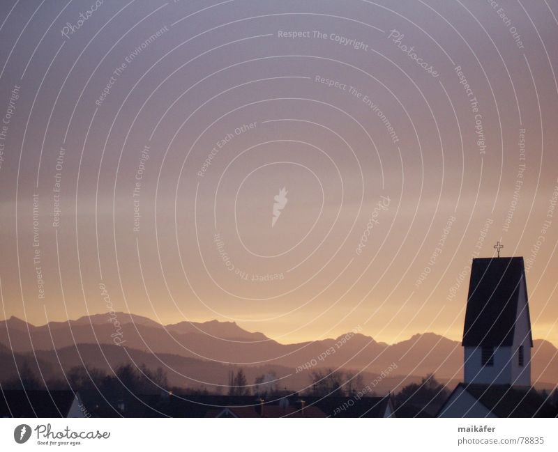 Sonnenuntergang Alpenvorland Vordergrund Kirchturm Wolken Horizont Herbst gelb rot Abend ruhig Hintergrundbild Dach Baum Himmel winteranfang orange blau