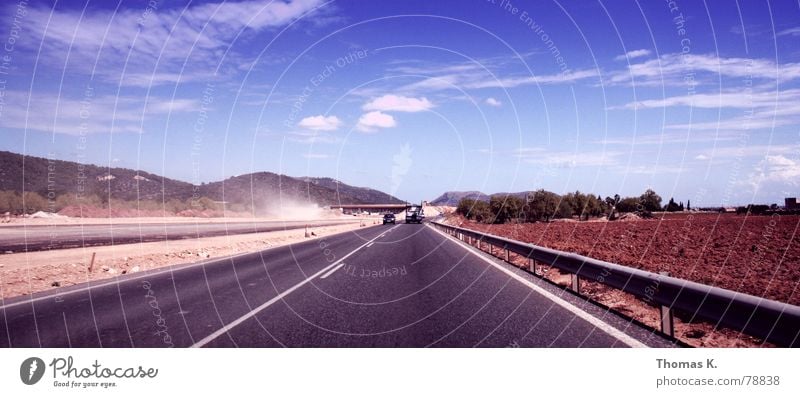 Lone Highway (oder Malle rüstet auf) Mittellinie Wolken Autobahn Baustelle Sommer Leitplanke Asphalt Hügel Horizont Staub Mallorca Himmel Route 66 Straßenbelag