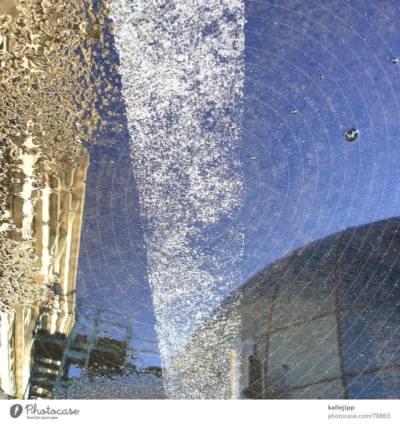 himmel über berlin VI Pfütze Wasserfleck Wohnhochhaus Reflexion & Spiegelung Haus Hochhaus Parkplatz Asphalt Streifen Wasserlache Himmel Plattenbau Wohnung