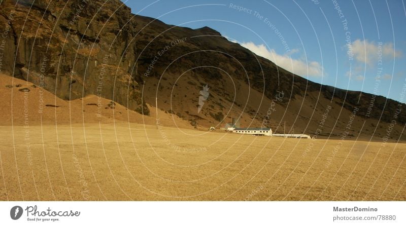 Saftig weiße Wiesen Gras Haus Bauernhof ländlich Berghang beige braun Gebäude Wolken Außenaufnahme Landschaft Himmel Berge u. Gebirge Felsen blau Natur