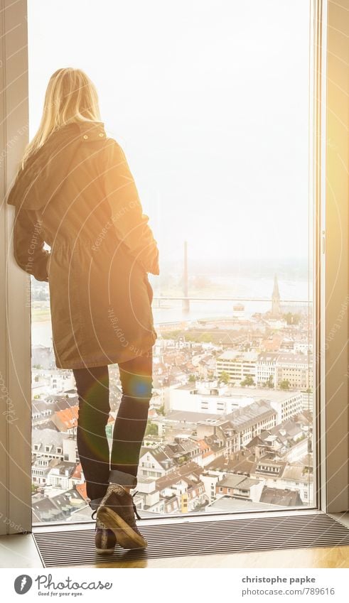 over the top Ausflug Ferne Städtereise Sonne Junge Frau Jugendliche Erwachsene 1 Mensch Düsseldorf Stadt Hauptstadt Skyline Hochhaus Fenster blond Blick hell