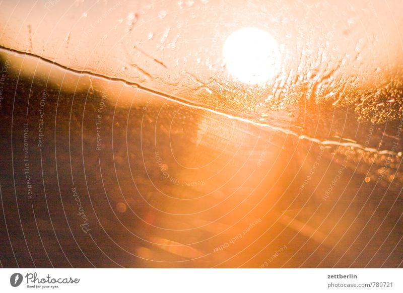 Hinter uns der Regenbogen PKW fahren Ferien & Urlaub & Reisen Fensterscheibe Autofenster Windschutzscheibe Regenwasser Wasser Wassertropfen Tropfen