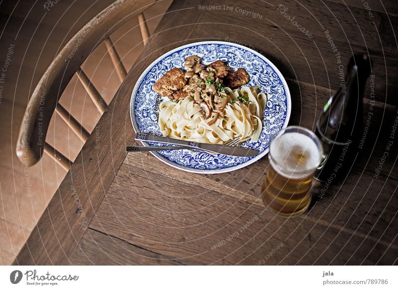 klassiker vegetarisch Lebensmittel Gemüse Teigwaren Backwaren Bandnudeln Champignons Rahmsoße Tofu Tofuschnitzel Ernährung Mittagessen Bioprodukte