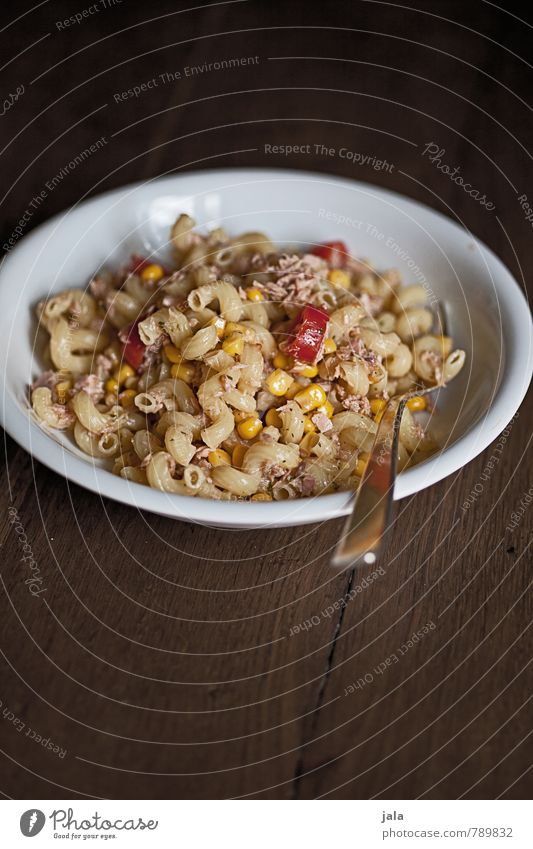 nudelsalat Lebensmittel Salat Salatbeilage Teigwaren Backwaren Nudelsalat Ernährung Mittagessen Teller Gabel Gesunde Ernährung lecker Foodfotografie