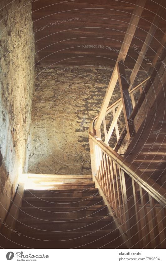 Im Turm Mauer Wand Treppe gehen alt braun Treppenhaus Treppengeländer aufwärts aufsteigen massiv Holz Stein unten Blick nach oben Farbfoto Gedeckte Farben