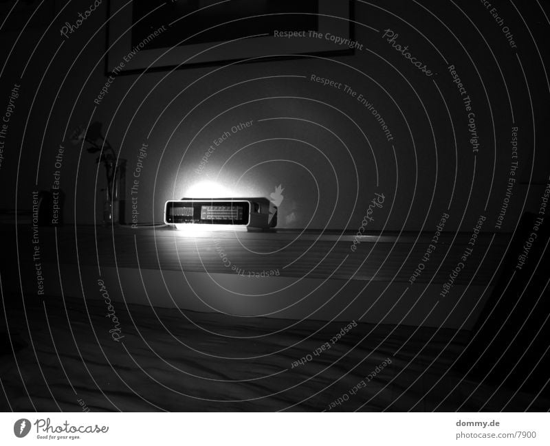 gehmirnetaufnWECKER Wecker kaputt schwarz weiß Häusliches Leben alt Blaupunkt Schwarzweißfoto kaz