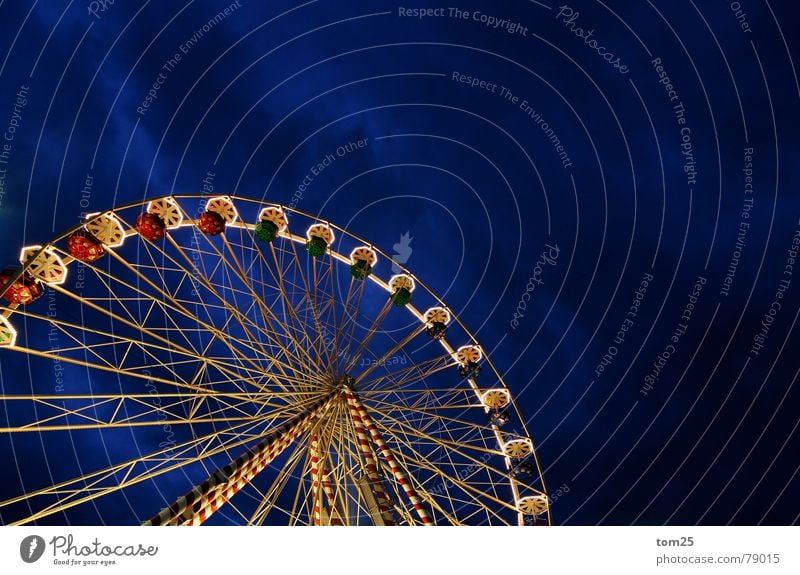 Riesenrad Weihnachtsmarkt Jahrmarkt Schausteller Licht Fahrgeschäfte Abend Nacht Wolken Freizeit & Hobby Dienstleistungsgewerbe Verkehrswege Himmel Bewegung