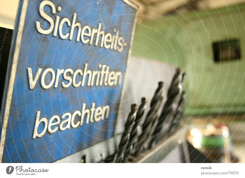 Sicherheit beachten Werkzeug Werkstatt Maschine Werkzeugkasten Baustelle Wachsamkeit Licht Hinweisschild Vorsicht suspekt Arbeit & Erwerbstätigkeit achtsam