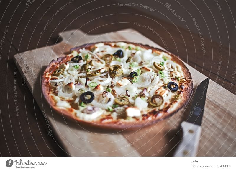 flammkuchen Lebensmittel Teigwaren Backwaren Flammkuchen Ernährung Mittagessen Messer Schneidebrett frisch lecker Appetit & Hunger Holztisch Farbfoto