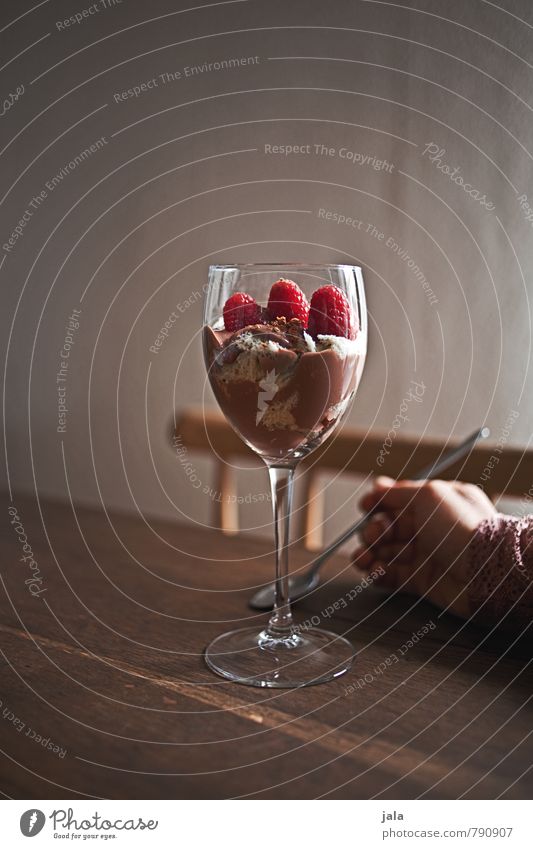 nachtisch Lebensmittel Dessert Süßwaren Himbeeren Ernährung Essen Vegetarische Ernährung Glas Löffel feminin Hand lecker natürlich süß Appetit & Hunger