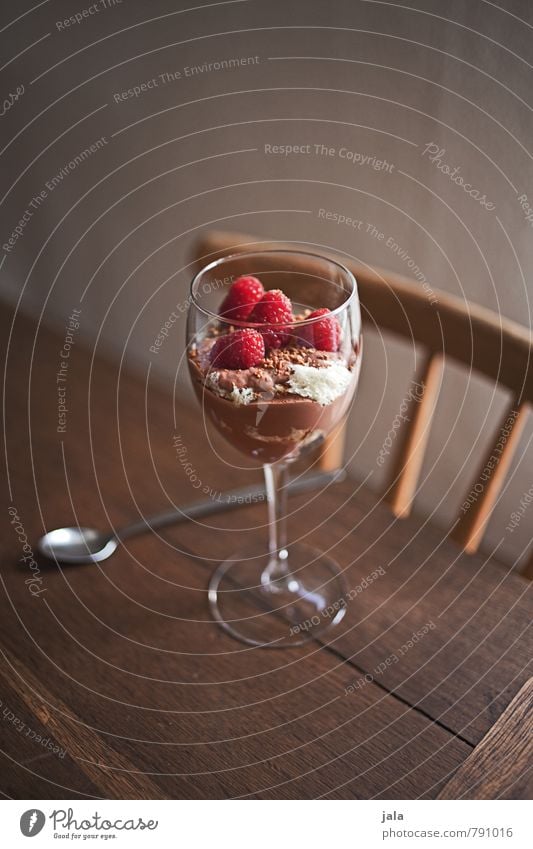 nachtisch Lebensmittel Frucht Dessert Süßwaren schokoladenpudding Himbeeren Ernährung Picknick Vegetarische Ernährung Slowfood Glas Löffel Häusliches Leben