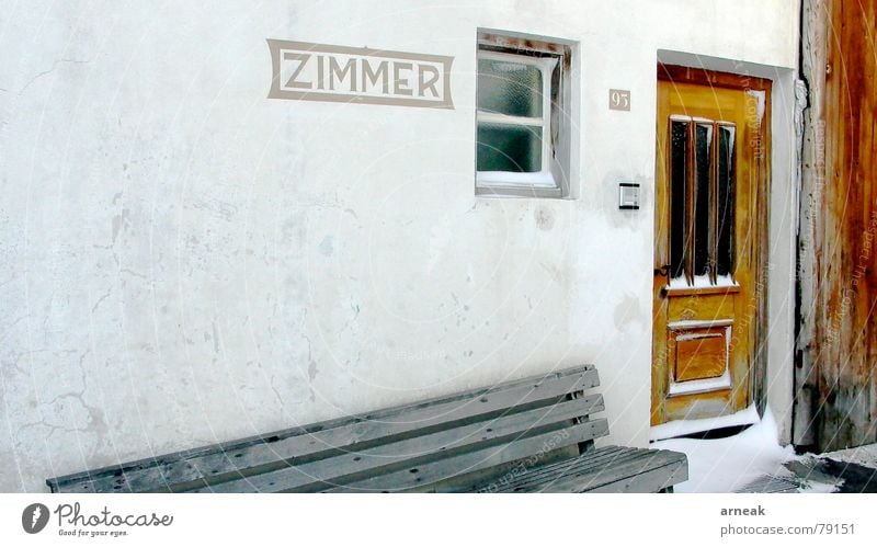 Zimmer frei! Schneelandschaft Gasthof Holz Winter Einsamkeit Außenaufnahme abgelegen ländlich Wand alt Menschenleer Gastronomie Fenster kalt Italien zimmer frei