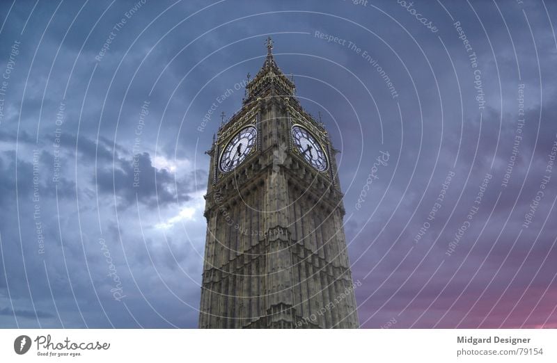 5 nach halb dunkel schön Uhr Himmel Wolken Architektur ästhetisch hell blau violett rosa rot Stimmung Farbe Zeit England Sonnenuntergang perfekt mystisch